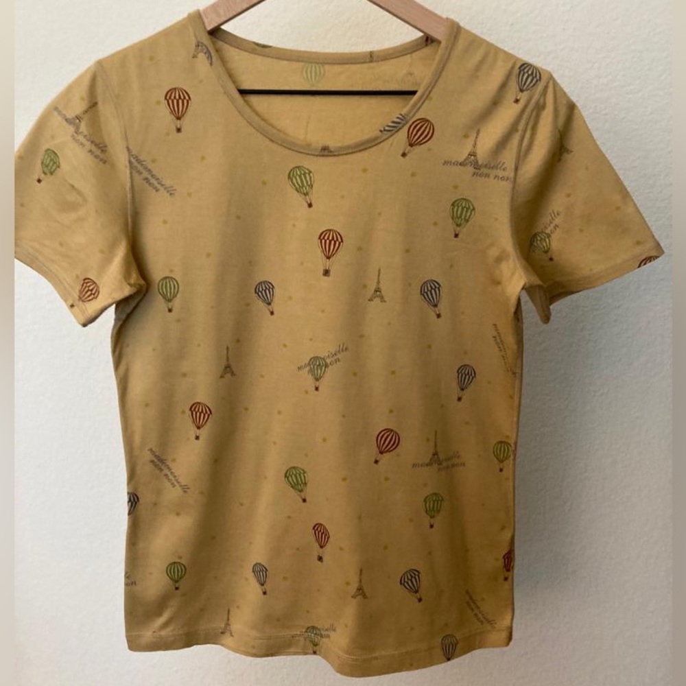 Hot air balloons and Eiffel Towers on brownish-gold are fashionable and casual.